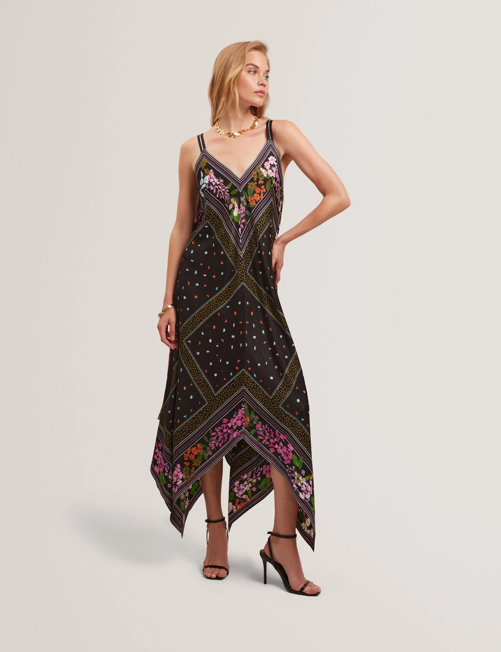 LARIIA | BLACK